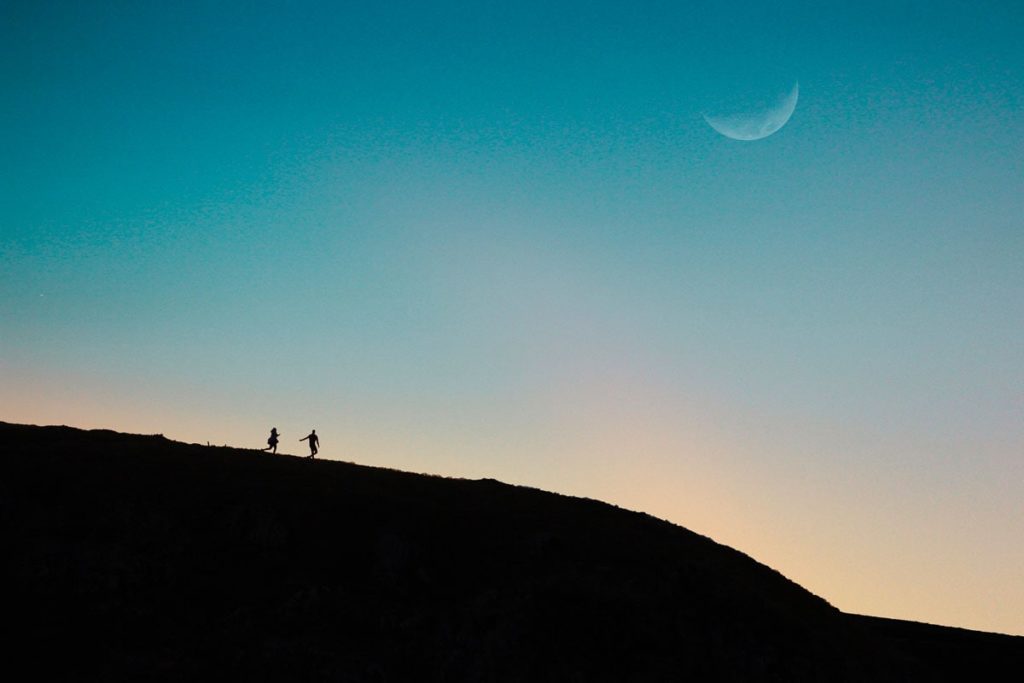 Seance photo de couple au coucher du soleil au Honneck avec la lune dans le ciel