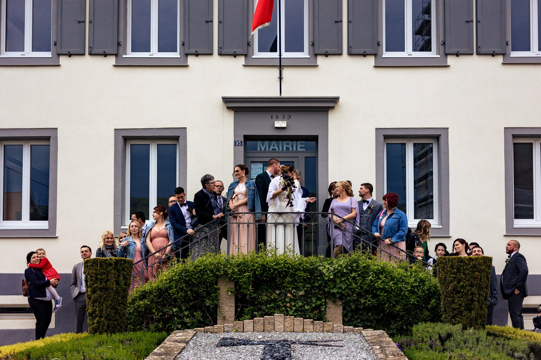 La cérémonie civile du mariage au Moulin Bas à Ligsdorf par Clement Renaut, photographe de mariage en Alsace