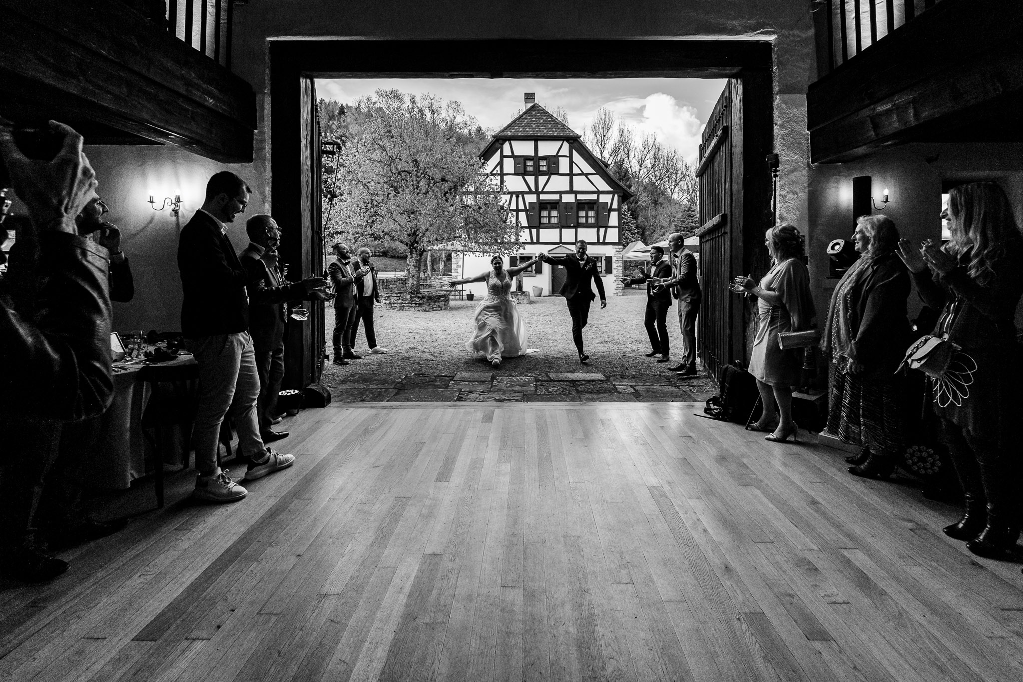 La soirée du mariage au Moulin Bas à Ligsdorf par Clement Renaut, photographe de mariage en Alsace