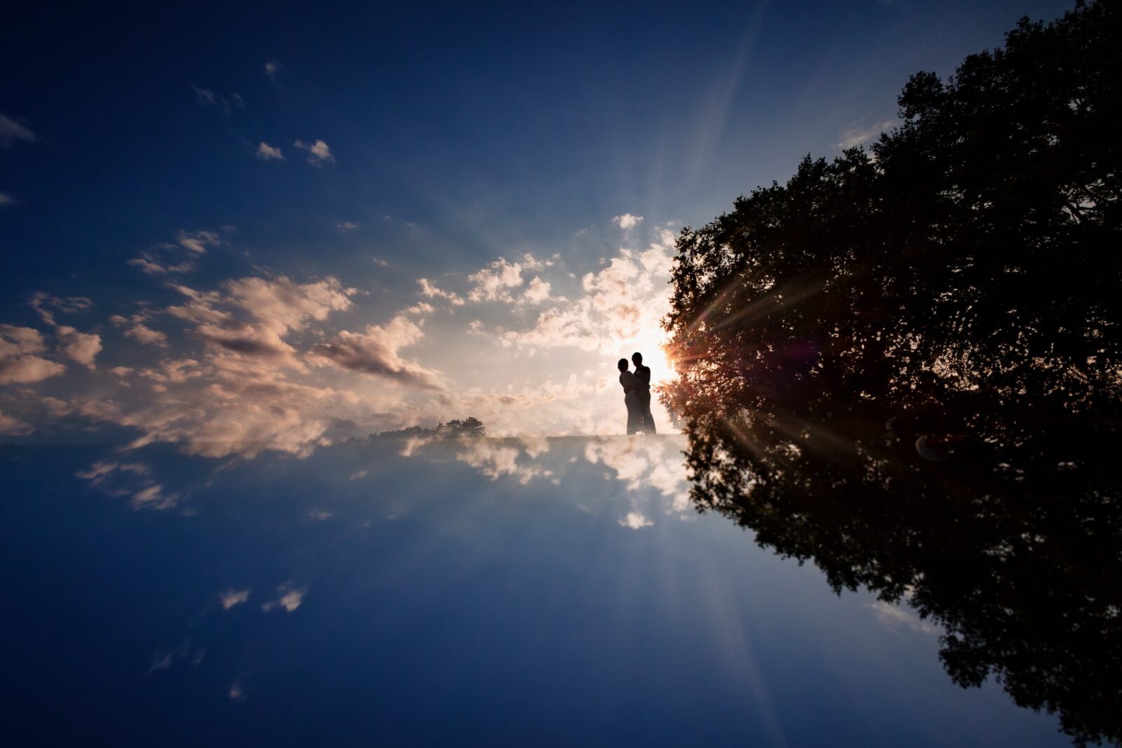 Couple au coucher du soleil lors de leur mariage en Alsace au golf de soufflenheim