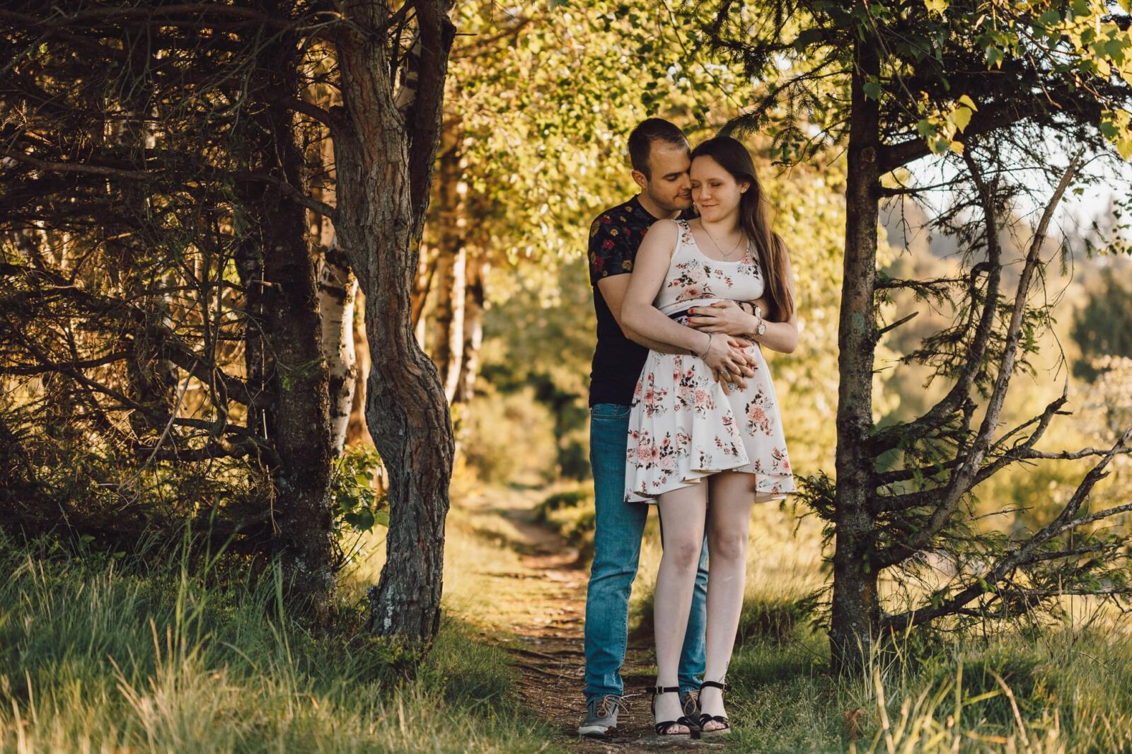 un couple de futurs parents lors d'une seance grossesse dans la vallée de la bruche
