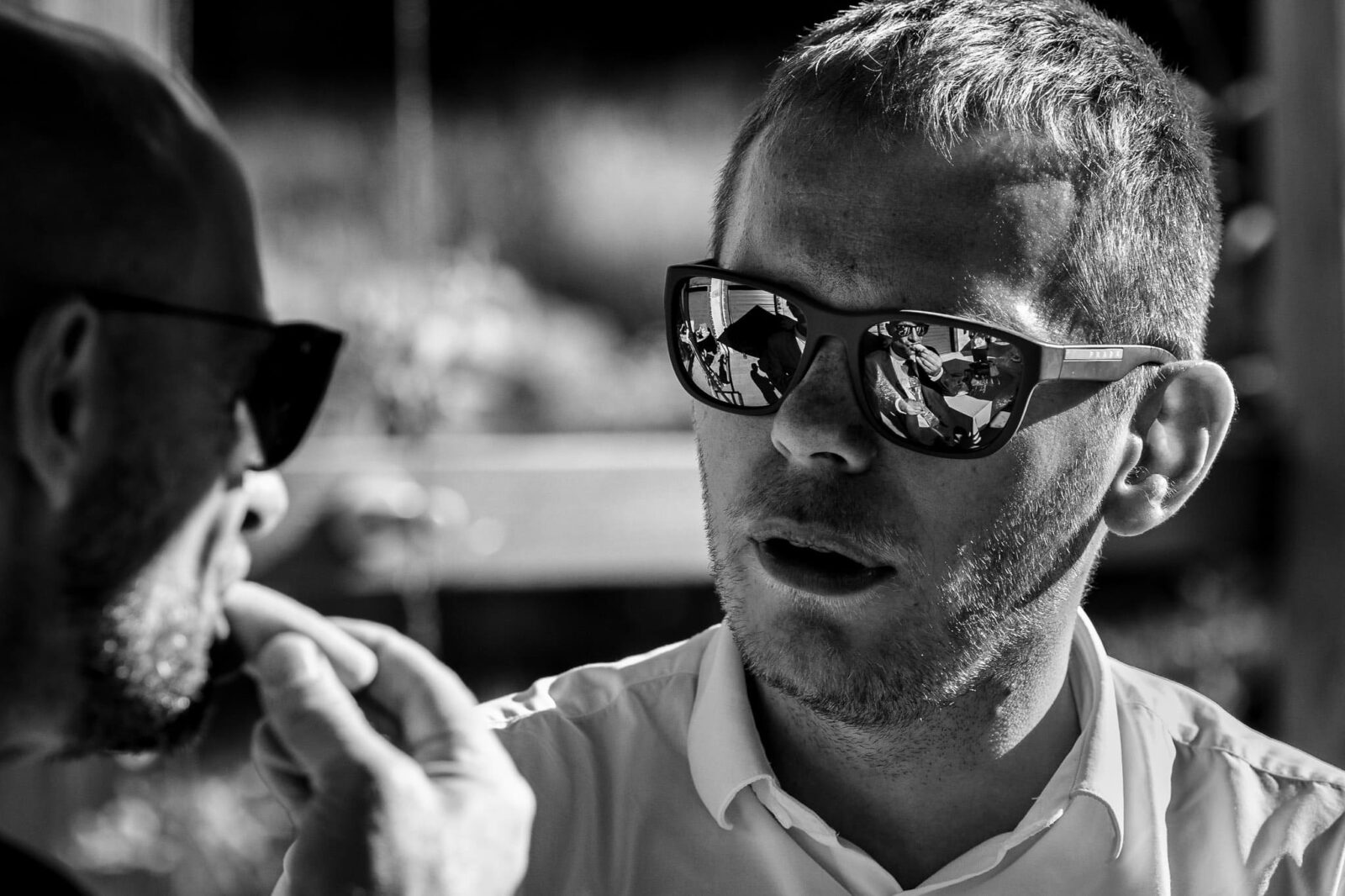 Reflet dans les lunettes d'un invité lors d'un mariage au champ du feu par Clement Renaut, photographe de mariage en Alsace