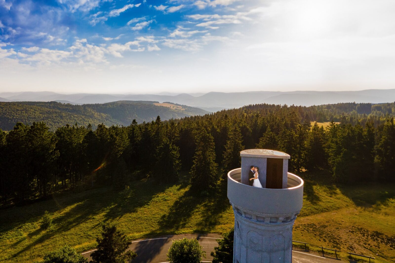Photo de couple prise au drone devant le tour du champ du feu par Clement Renaut, photographe de mariage en Alsace