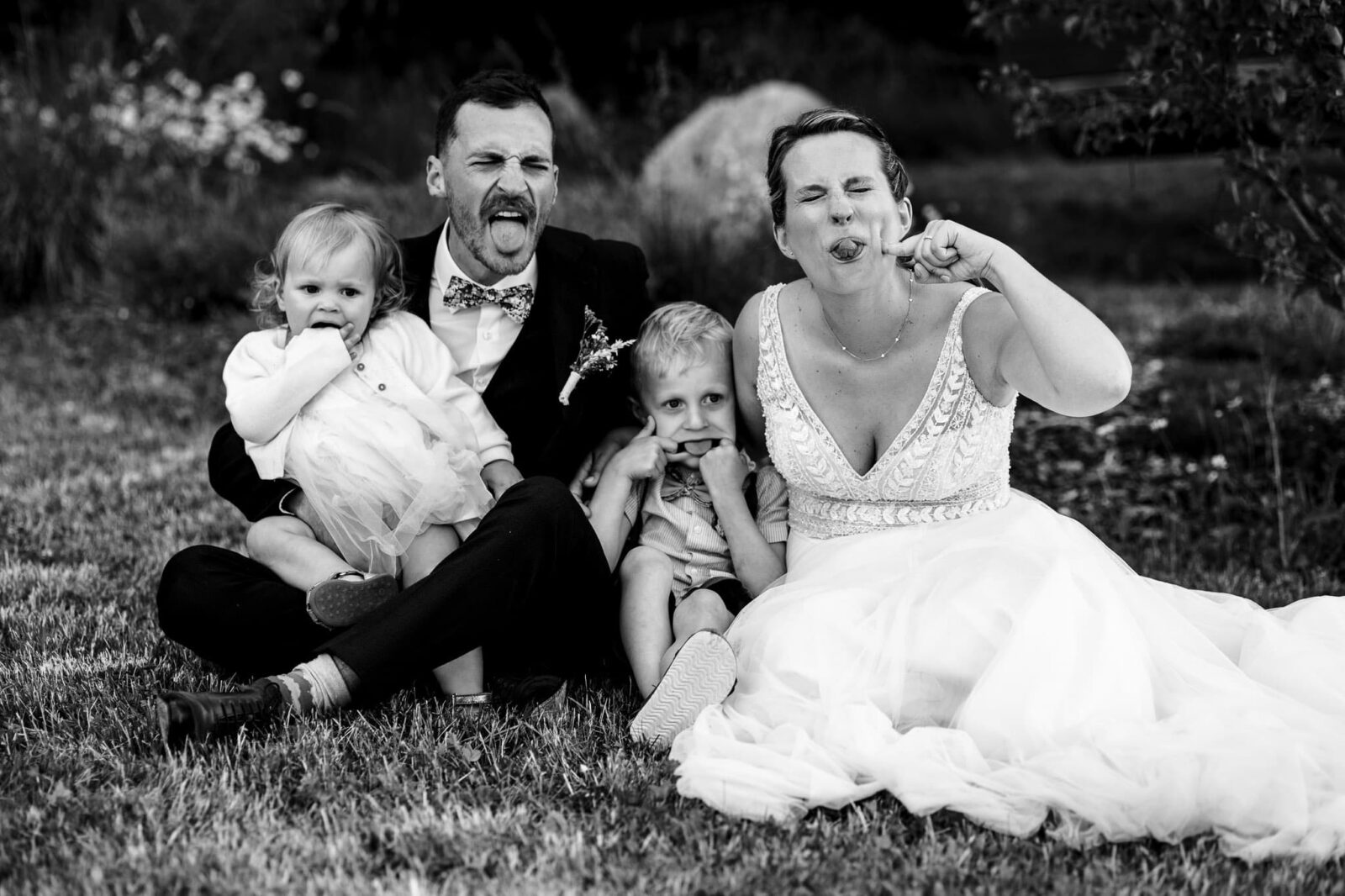 photo de couple avec leur enfants pendant leur mariage au champ du feu par Clement Renaut, photographe de mariage en Alsace