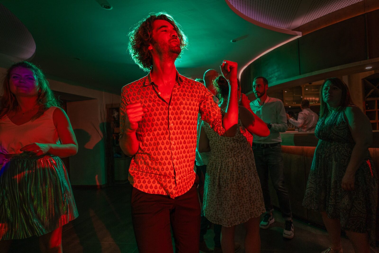 invité qui samuse pendant une soirée de mariage par Clement Renaut, photographe de mariage en Alsace