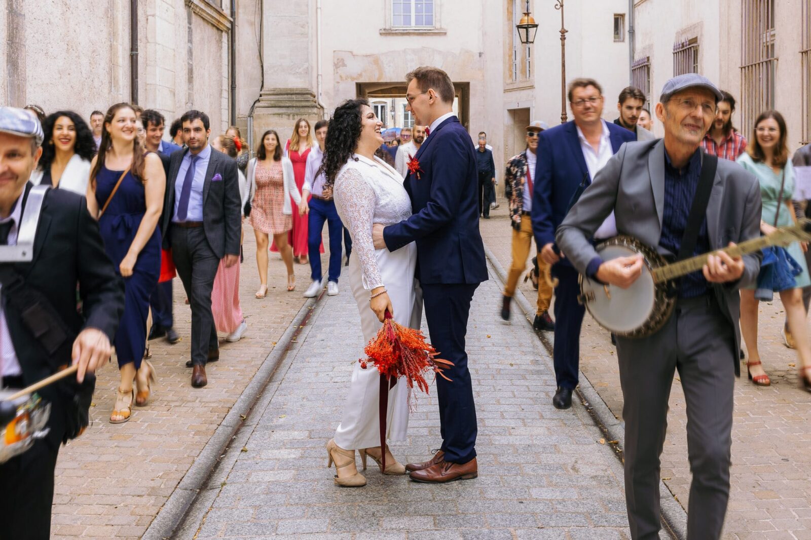 couple et ses invités dans les rues de Nancy par Clement Renaut, photographe de mariage en Alsace