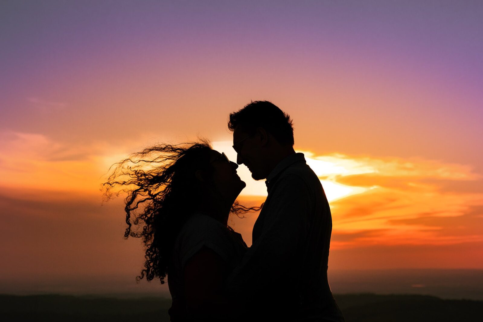 Séance engagement au coucher du soleil au temple du Donon par Clement Renaut, photographe de mariage en Alsace