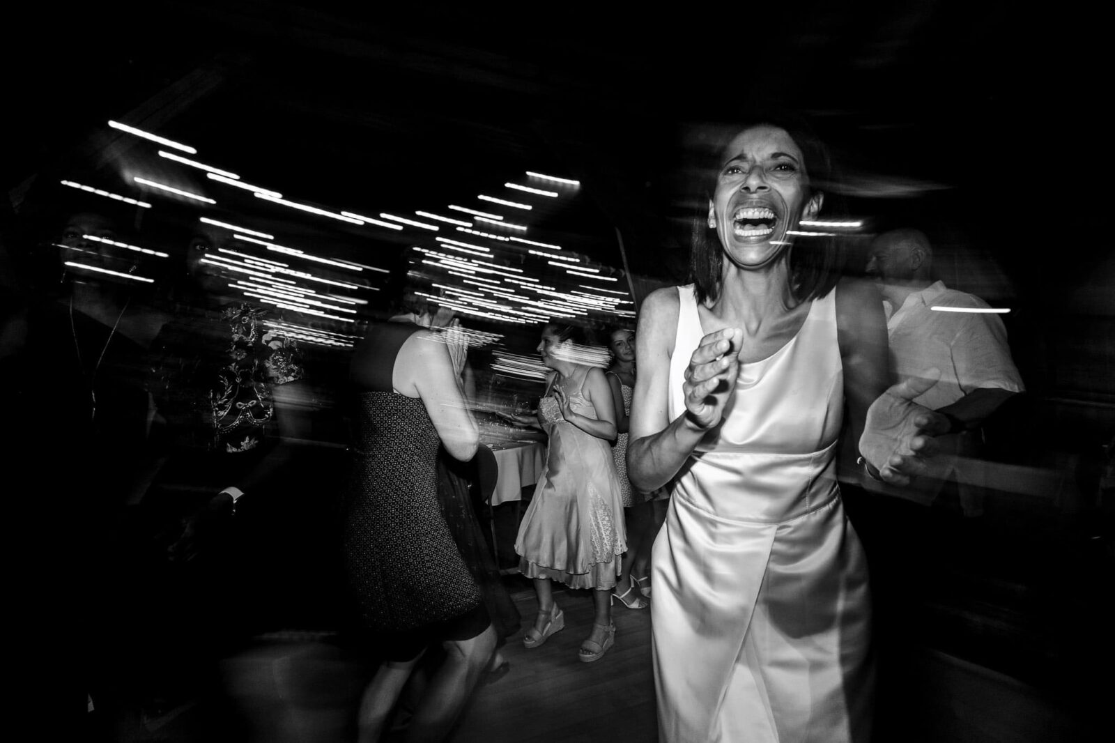 Moment de vie en soirée de mariage à l'écomusée d'Alsace par Clement Renaut, photographe de mariage en Alsace
