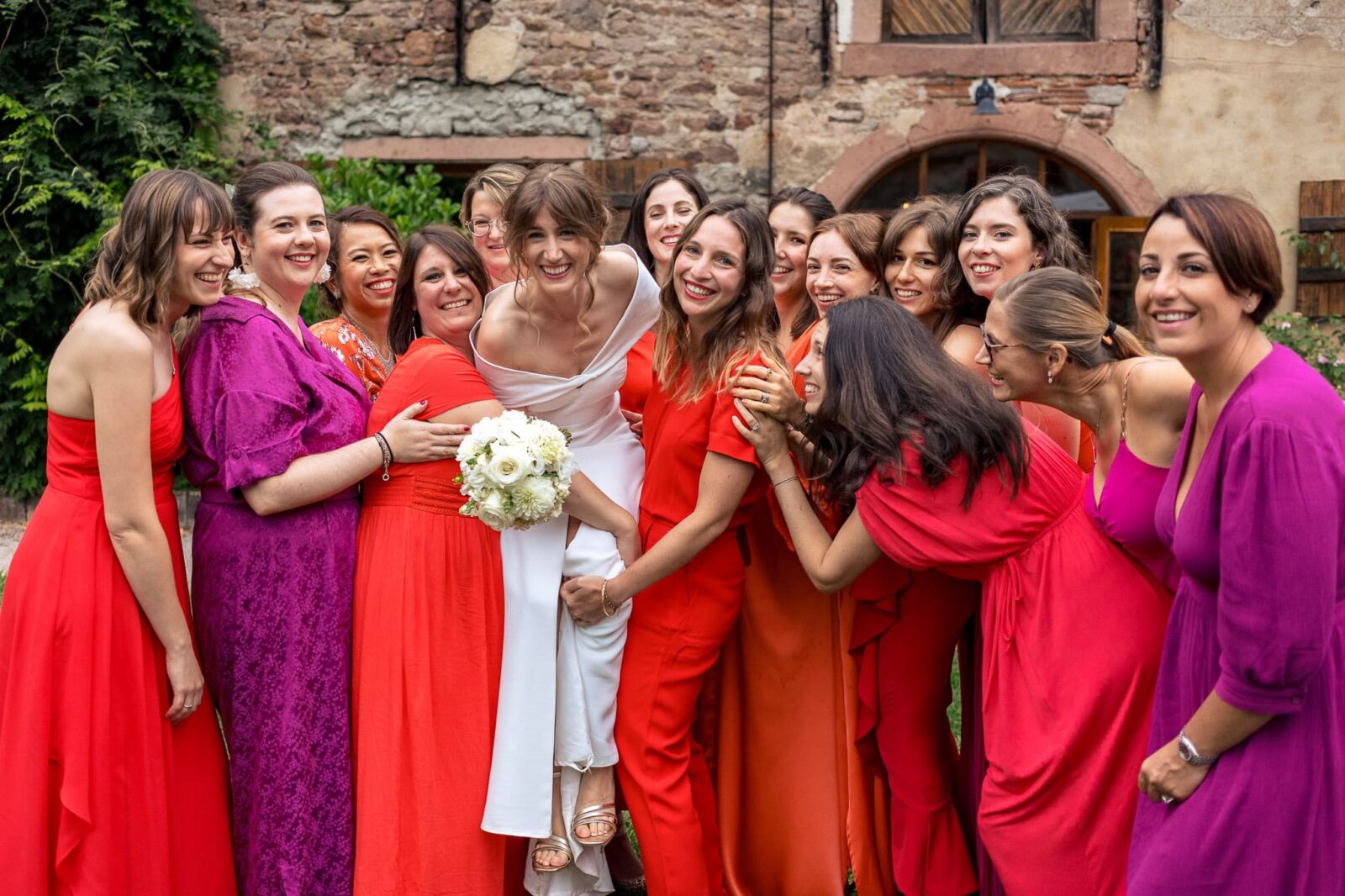 Photo de groupe avec les demoiselles d'honneur pendant un mariage au chateau de Thanvillé, par Clement Renaut, photographe de mariage en Alsace