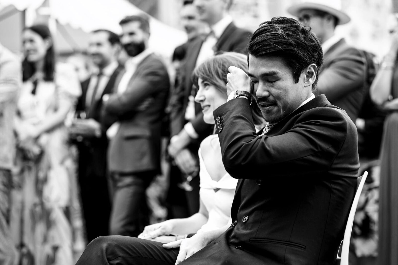 Le marié qui pleure lors d'un discours de sa maman par Clement Renaut, photographe de mariage en Alsace