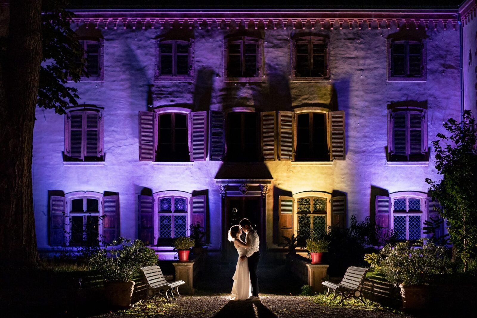 Couple qui pose la nuit lors d'un mariage au chateau de Thanvillé par Clement Renaut, photographe de mariage en Alsace