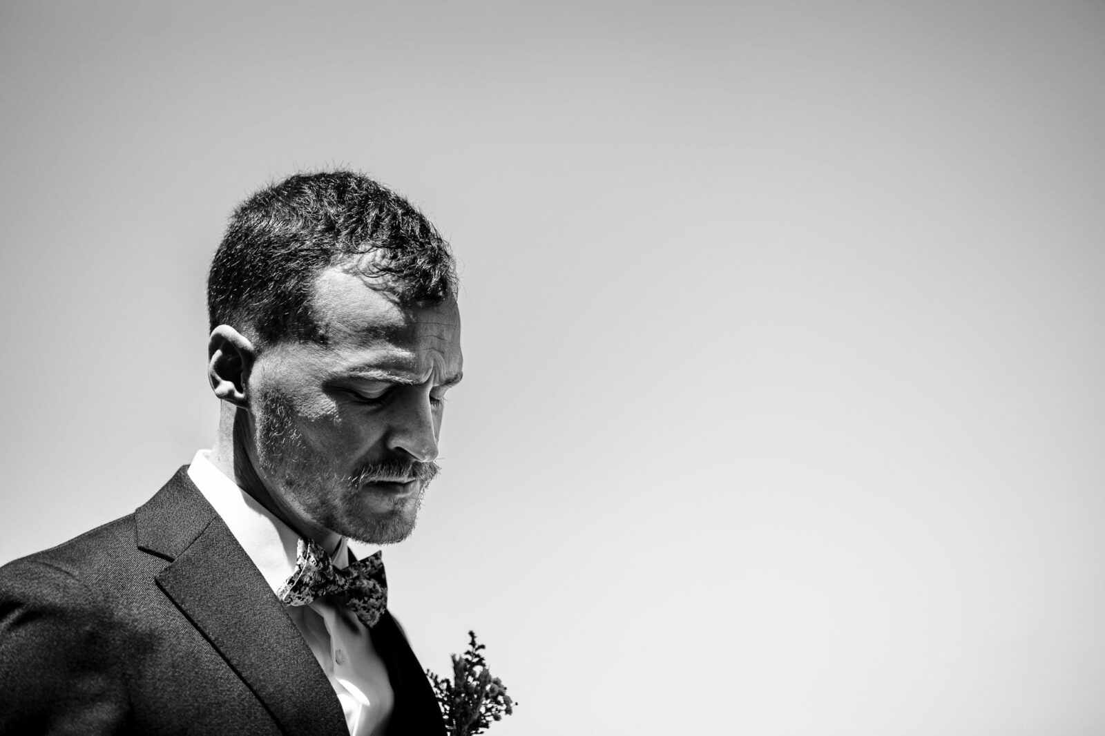 Portrait du futur marié au champ du feu par Clement Renaut, photographe de mariage en Alsace